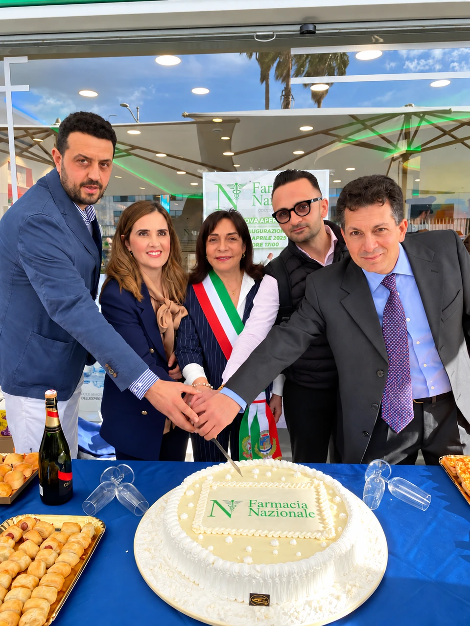 Taglio della torta durante l’inaugurazione della Farmacia Nazionale a San Vitaliano.