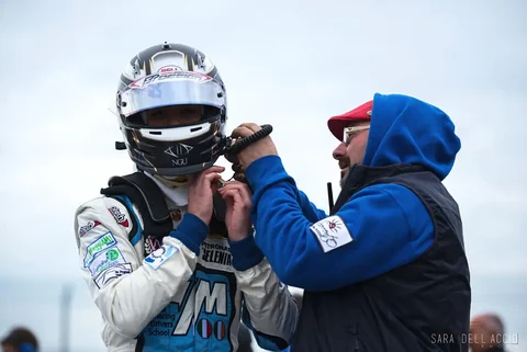 Monoposto della Henry Morrogh Driving School in pista nel campionato Formula 4