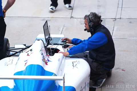 Monoposto della Henry Morrogh Driving School nell’area box
