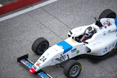 Pilota della Henry Morrogh Driving School in gara con la monoposto Formula 4
