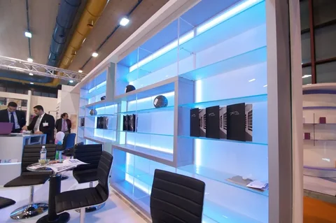 Design dello stand INN PROGRESS visto dal corridoio della fiera