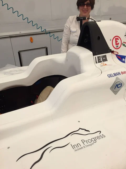 Monoposto Formula 4 con il marchio INN PROGRESS nell’area box