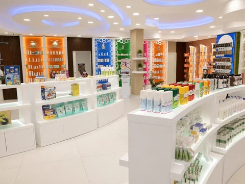 Farmacia OASI — Percorso fra isole e pareti espositive