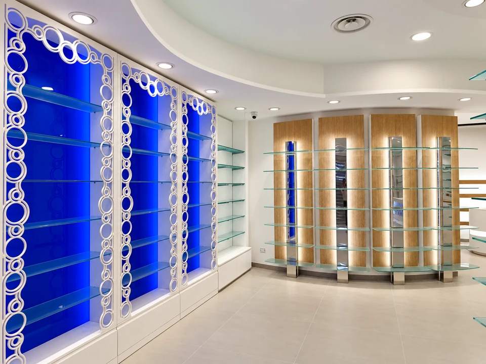 Farmacia Santa Rita — Pareti espositive e mensole Farmacia Santa Rita — Pareti espositive e mensole