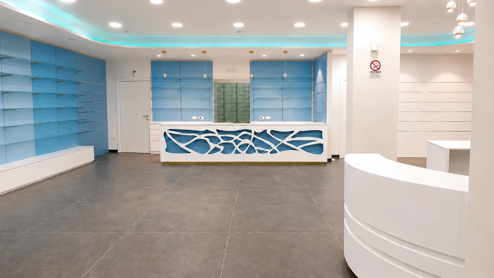 Farmacia Nazionale — Vista d’insieme di banco e pareti espositive Farmacia Nazionale — Vista d’insieme di banco e pareti espositive