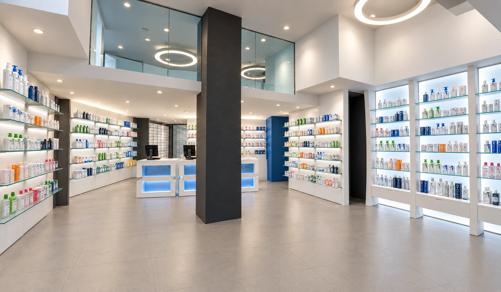 Vista d’insieme dell’interno di una farmacia con soppalco vetrato.